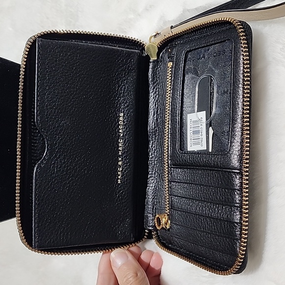 NWT Marc Jacob's Black and Cream/Tan Wallet Wristlet cell phone holder - Picture 4 of 11